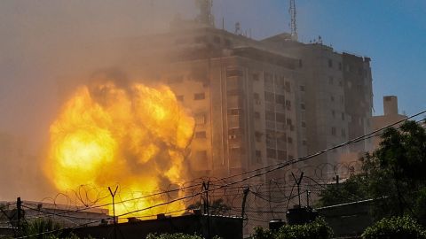 Una bola de fuego estalla en la Torre Jala destruida en un ataque aéreo israelí en la ciudad de Gaza.