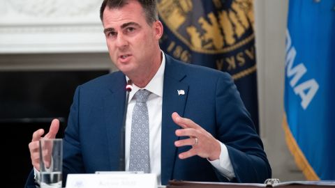 el gobernador Kevin Stitt dijo que el fiscal general Hunter le comunicó su decisión.