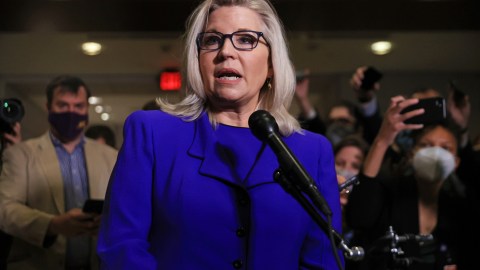 Liz Cheney perdió su liderazgo por criticar a Trump.