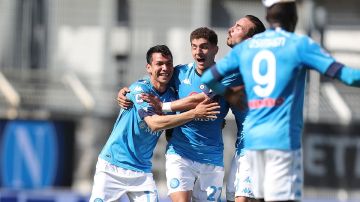 Lozano en plena celebración del cuarto gol del Napoli.