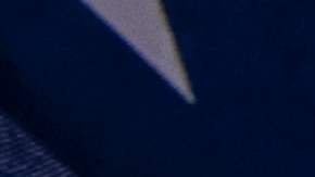 Una bandera de Estados Unidos sobrevuela la marcha del Primero de Mayo en Los Ángeles.