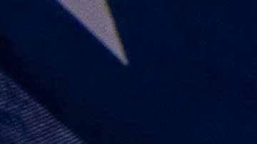 Una bandera de Estados Unidos sobrevuela la marcha del Primero de Mayo en Los Ángeles.