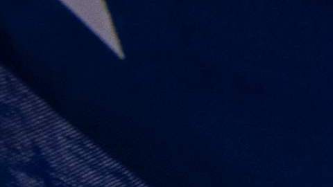 Una bandera de Estados Unidos sobrevuela la marcha del Primero de Mayo en Los Ángeles.