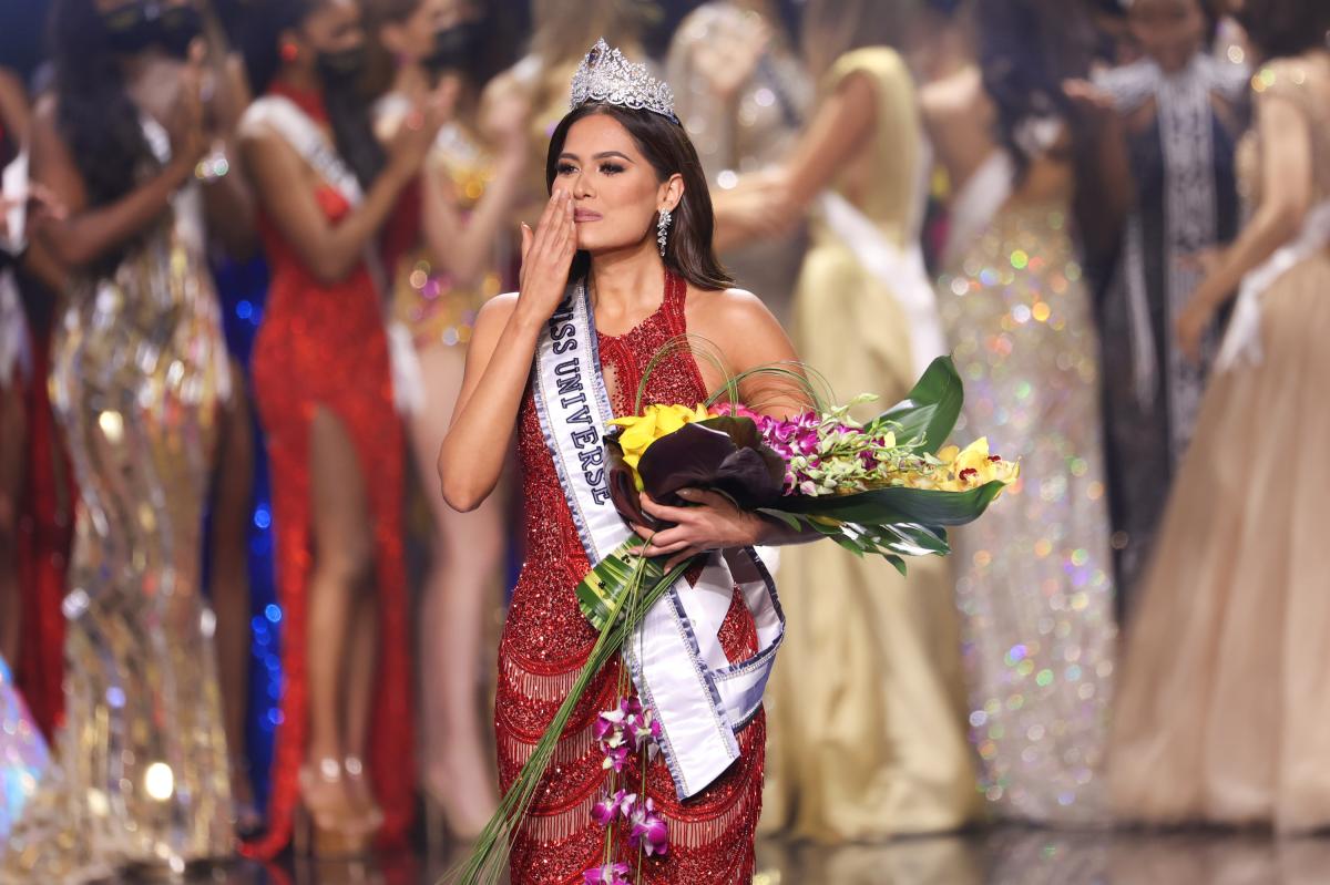El vestido rojo Andrea Meza, Miss Universo 2021, fue confeccionado con de 30 mil de Swarovski - La Opinión