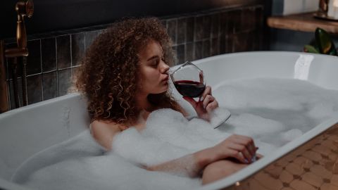 Mujer con copa de vino