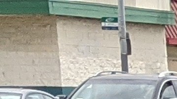 Reina y sus sobrinos venden flores en el área de Wilmington. (Jacqueline García/La Opinión)