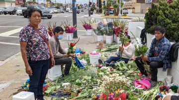 Reina y sus sobrinos venden flores en el área de Wilmington. (Jacqueline García/La Opinión)