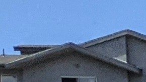 Decenas de conductores protestaron contra las compañías de servicios por aplicaciones. (Jacqueline García/La Opinión)