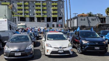 Decenas de conductores protestaron contra las compañías de servicios por aplicaciones. (Jacqueline García/La Opinión)