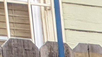 Eliu Ramírez es vendedor ambulante. (Jacqueline García/La Opinión)