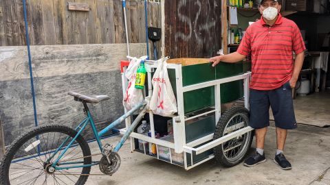 Eliu Ramírez es vendedor ambulante. (Jacqueline García/La Opinión)