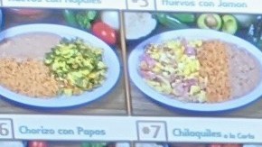 Guadalupe y Ramiro desayun en El Dorado de Carson. (Jacqueline García/La Opinión)