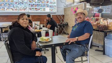 Guadalupe y Ramiro desayun en El Dorado de Carson. (Jacqueline García/La Opinión)