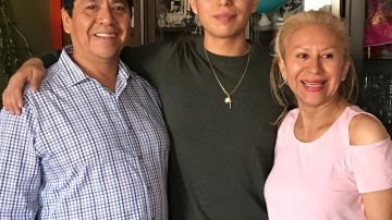 María Isabel Aquino Reyes y Alfredo Pérez logran la residencia gracias a su hijo Luis Alfredo, quien es parte de la reserva del ejército de EE UU. (Cortesía Familia Pérez)