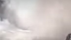 Los oficiales actuaron con rapidez para salvar a un hombre de morir por el fuego.