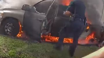 Los oficiales actuaron con rapidez para salvar a un hombre de morir por el fuego.