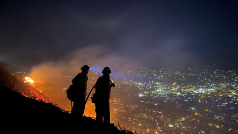 Los bomberos detuvieron el fuego que se extendió a una gran casa frente a Via del Cielo en Santa Bárbara.