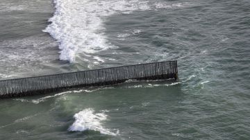 Frontera entre San Diego y Tijuana en el mar