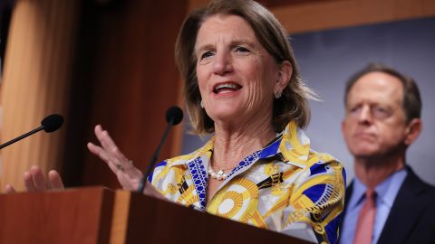 La senadora Capito, principal negociadora republicana, durante una rueda de prensa.