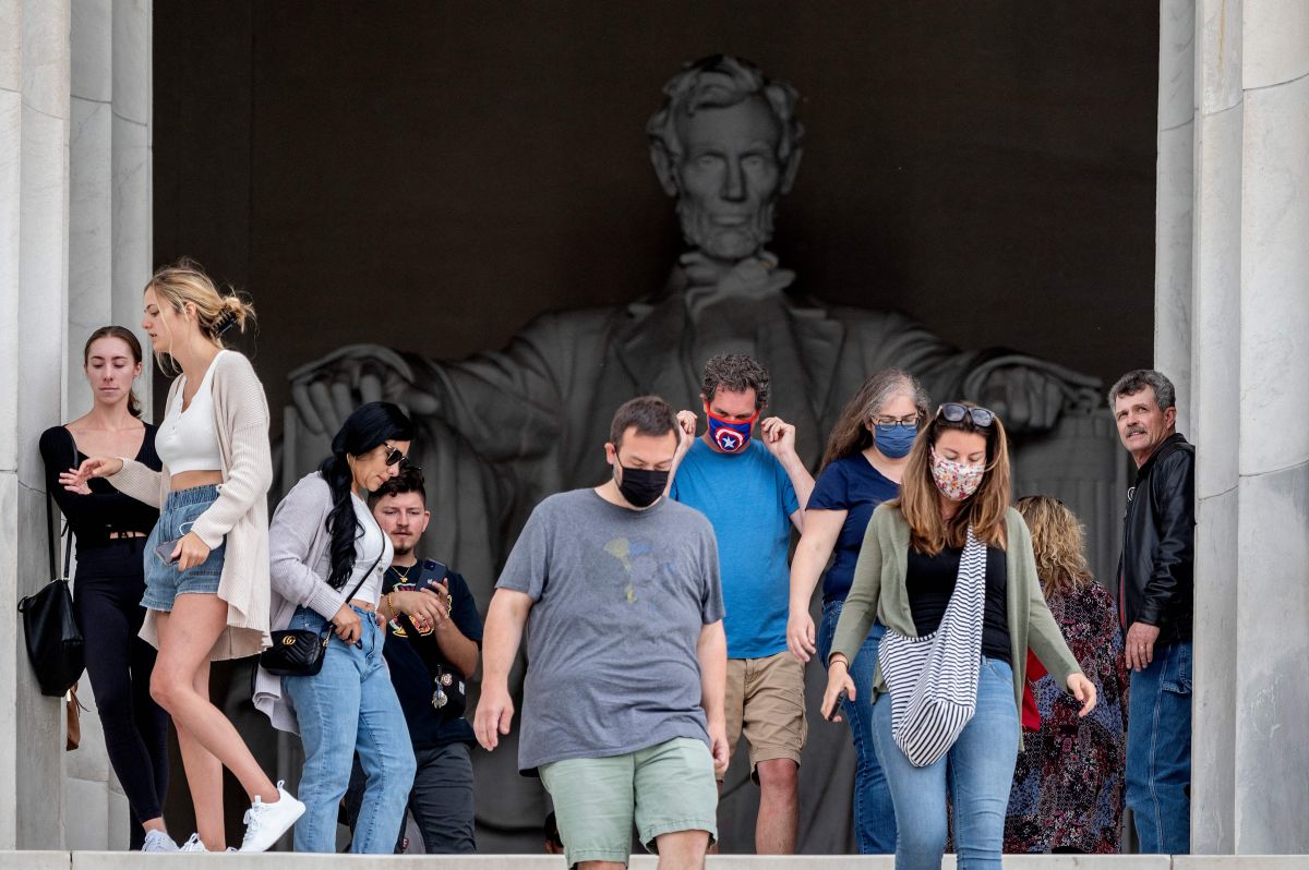 Turistas sin mascarillas y con ellas en Washington D.C. el 14 de mayo de 2021.