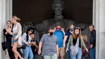Turistas sin mascarillas y con ellas en Washington D.C. el 14 de mayo de 2021.