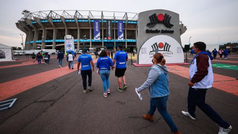 Hinchas de Cruz Azul ingresan al Estadio Azteca luego de 14 meses de no recibir público.