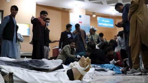 Kabul (Afghanistan), 09/05/2021.- Afghan people try to identify the dead bodies of the victims at a hospital after a bomb explosion near a school west of Kabul, Afghanistan, 08 May 2021. An explosion near a school in Dasht-e-Barchi area west of Kabul killed at least 25 People and left dozens wounded, according to the Ministry of Interior. (Afganistán) EFE/EPA/HEDAYATULLAH AMID ATTENTION: GRAPHIC CONTENT