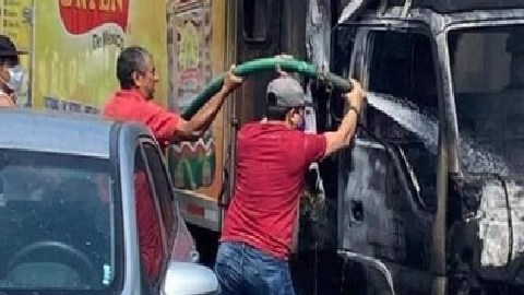VIDEO: CJNG quema camiones y asesina a 5 personas en medio de pelea contra Cárteles Unidos