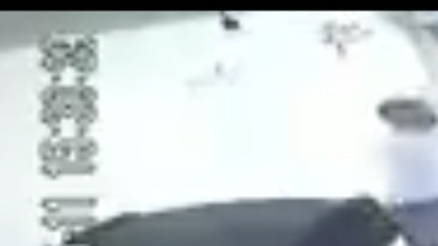 VIDEO: Momento exacto en que sicario dispara a mujer y hombre frente a niños en local de videojuegos