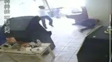 VIDEO: Momento exacto en que sicario dispara a mujer y hombre frente a niños en local de videojuegos