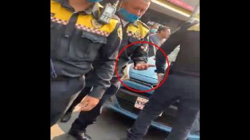 VIDEO: Mujer muerde dedo a policía y le arranca un trozo para evitar multa