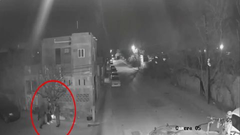 VIDEO: Soldados mexicanos son captados golpeando a hombre acusado de ser vendedor de drogas