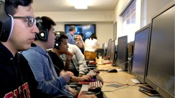 Los estudiantes juegan el videojuego League of Legends durante un bootcamp de esports organizado por Cal State Dominguez Hills el 29 de febrero de 2020.