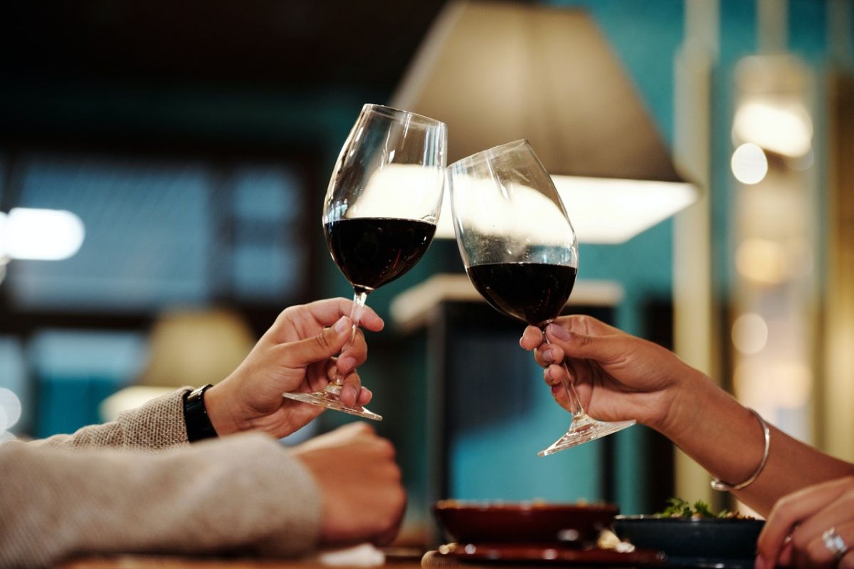 El consumo de alcohol (incluyendo al vino) puede aumentar el riesgo de cáncer de colon.