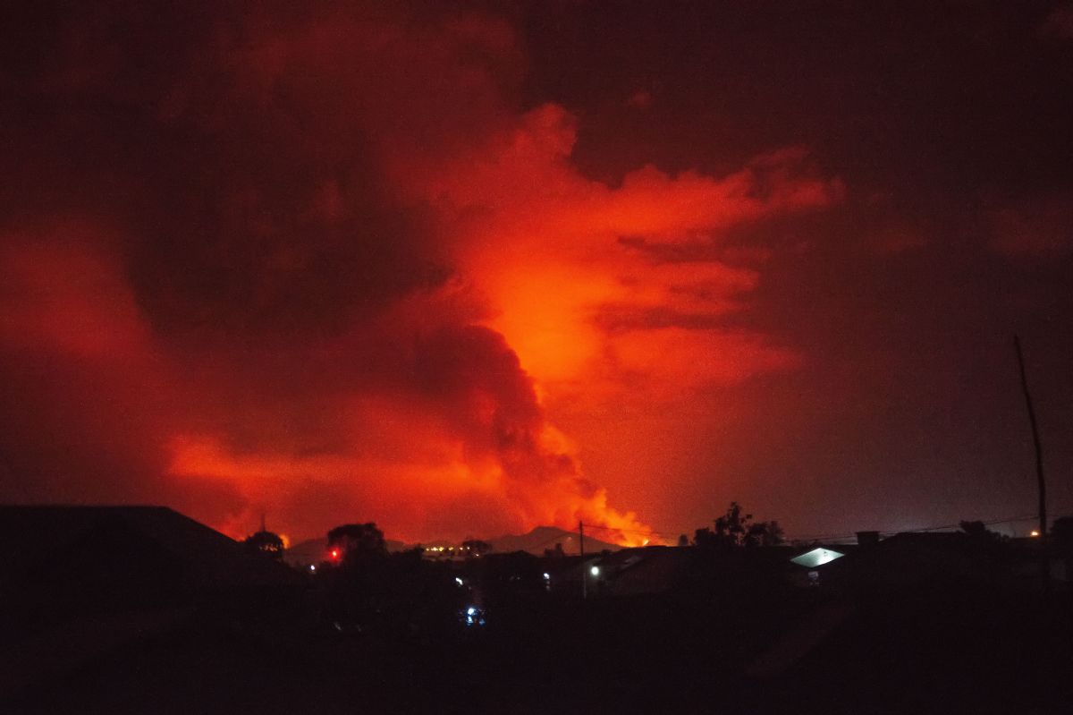 La erupción de lava del volcán  Nyiragongo tiñó el cielo de rojo. 