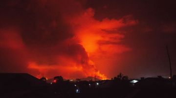 La erupción de lava del volcán  Nyiragongo tiñó el cielo de rojo.