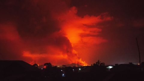 La erupción de lava del volcán Nyiragongo tiñó el cielo de rojo.