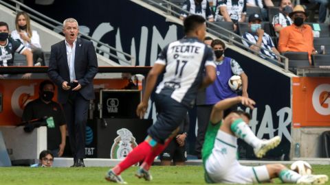 El técnico Javier Aguirre afirmó que el equipo fue condenado por sus errores.