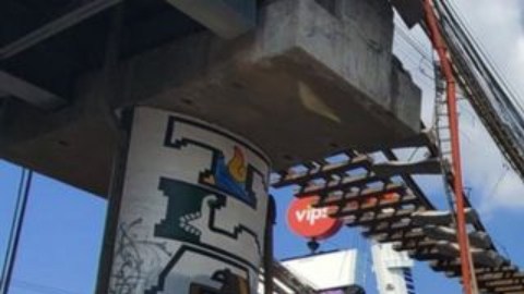 Vecinos de Tláhuac e Iztapalapa tienen que esperar en filas para tomar el autobús.