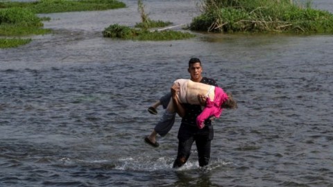 Este es el momento en el que el joven lleva a la anciana en brazos.