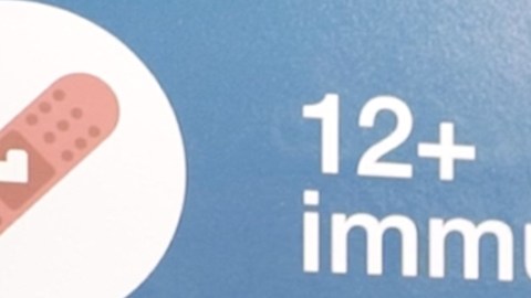 La Miss Universo Andrea Meza muestra como se vacuna contra el COVID-19.