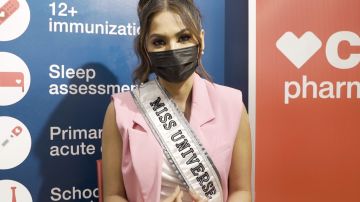 La Miss Universo Andrea Meza muestra como se vacuna contra el COVID-19.