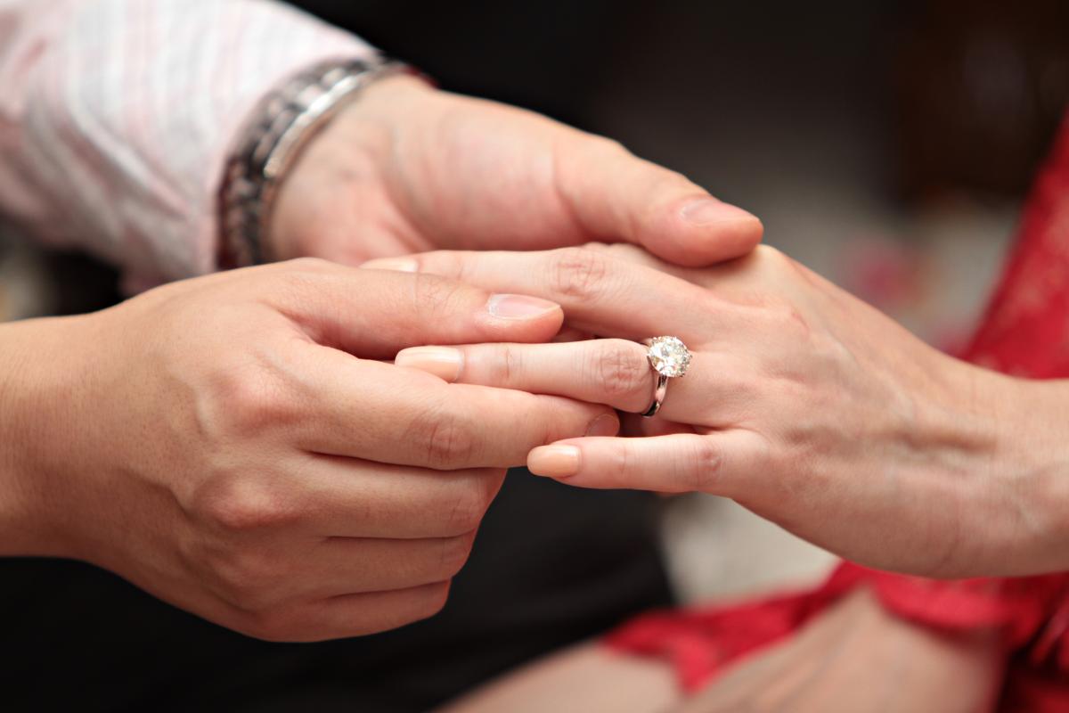 5 anillos de compromiso elegantes y económicos ideales para proponerle  matrimonio a tu pareja - La Opinión