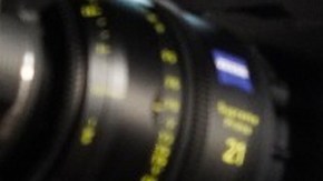 Mika Kubo con los vocalistas de Banda MS en el set de 'La Suerte de Loli'.