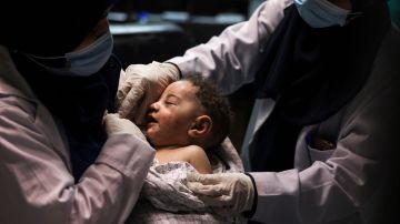 Un bebé fue el único sobreviviente de una familia impactada por un ataque israelí en Gaza.