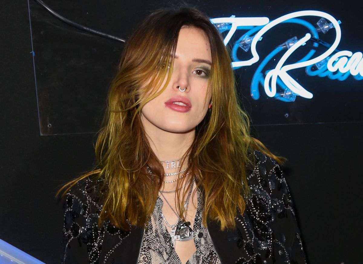Without underwear, Bella Thorne shows off in a black dress with large side slits