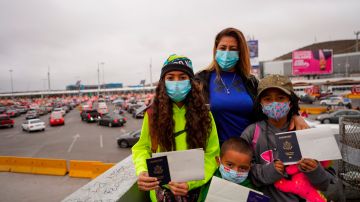 La hondureña Gladys Alvarenga posa con sus hijos hoy, en el cruce fronterizo de Arlington, California.