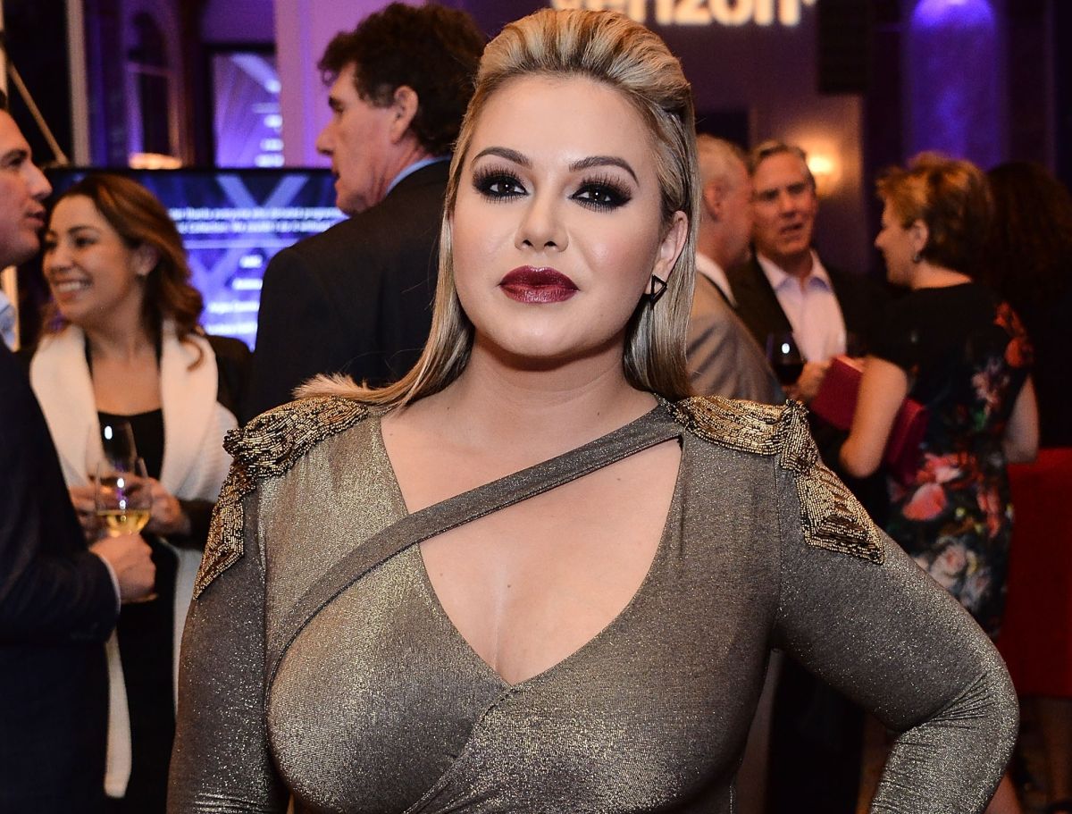 Moving her rear in black leggings, Chiquis Rivera says “to move the tail”