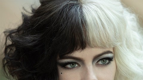 Emma Stone como Cruella y Emma Thompson como la Baronesa.