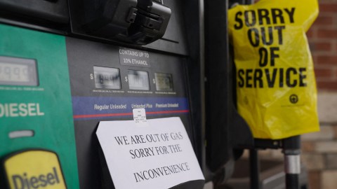 Una gasolinera advierte que no hay combustible disponible en Smyrna, Georgia.